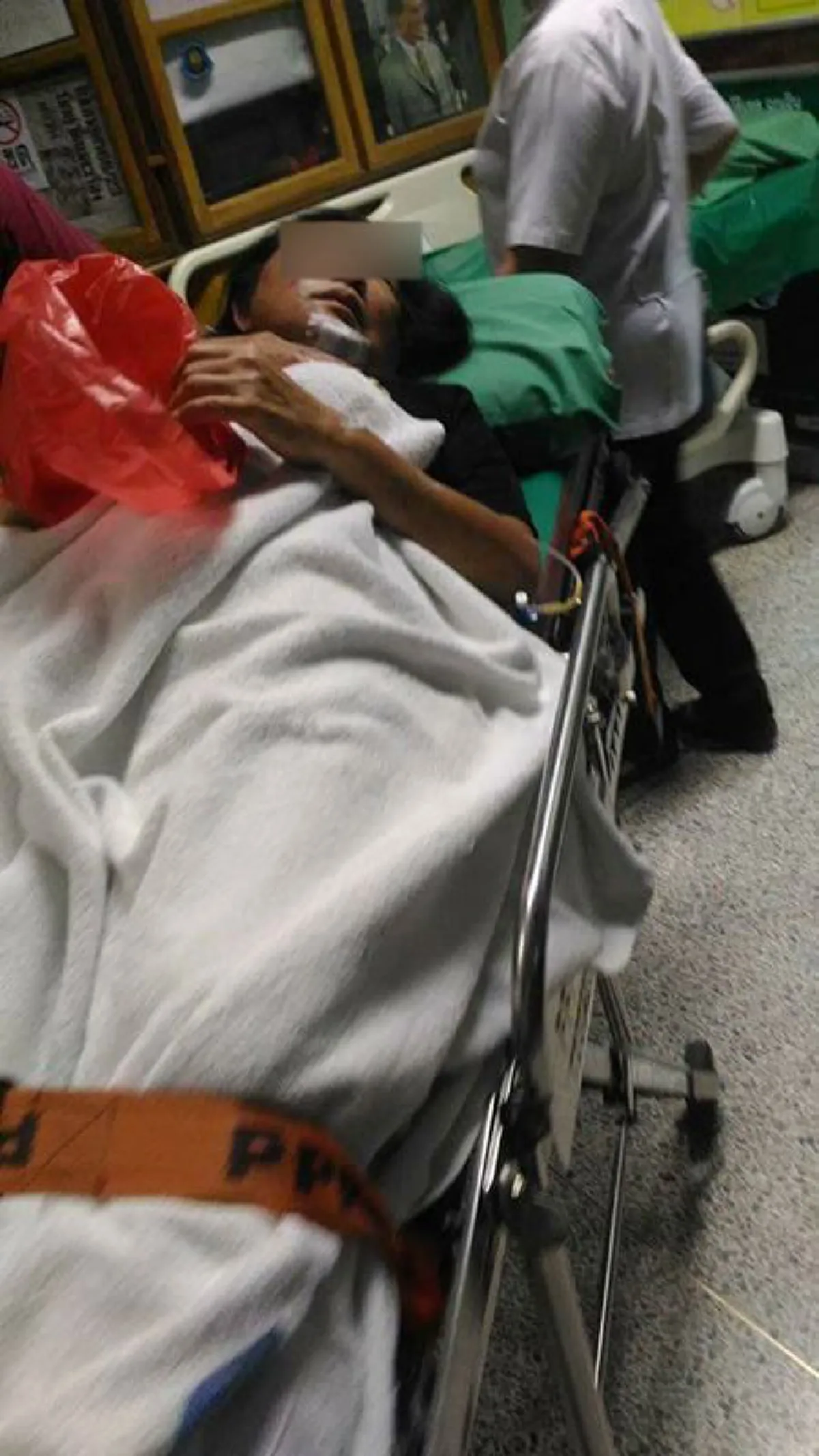 ชาวเน็ตรุมประณาม!!! คลิปเพื่อนบ้านสุดชั่ว เตะเด็ก 2 ขวบ ล้มคว่ำ กระทืบน้าวัย 60 ซ้ำแบบไม่ยั้ง ขณะ 2 น้าหลานยืนดูพระจันทร์หน้าบ้าน (คลิป)