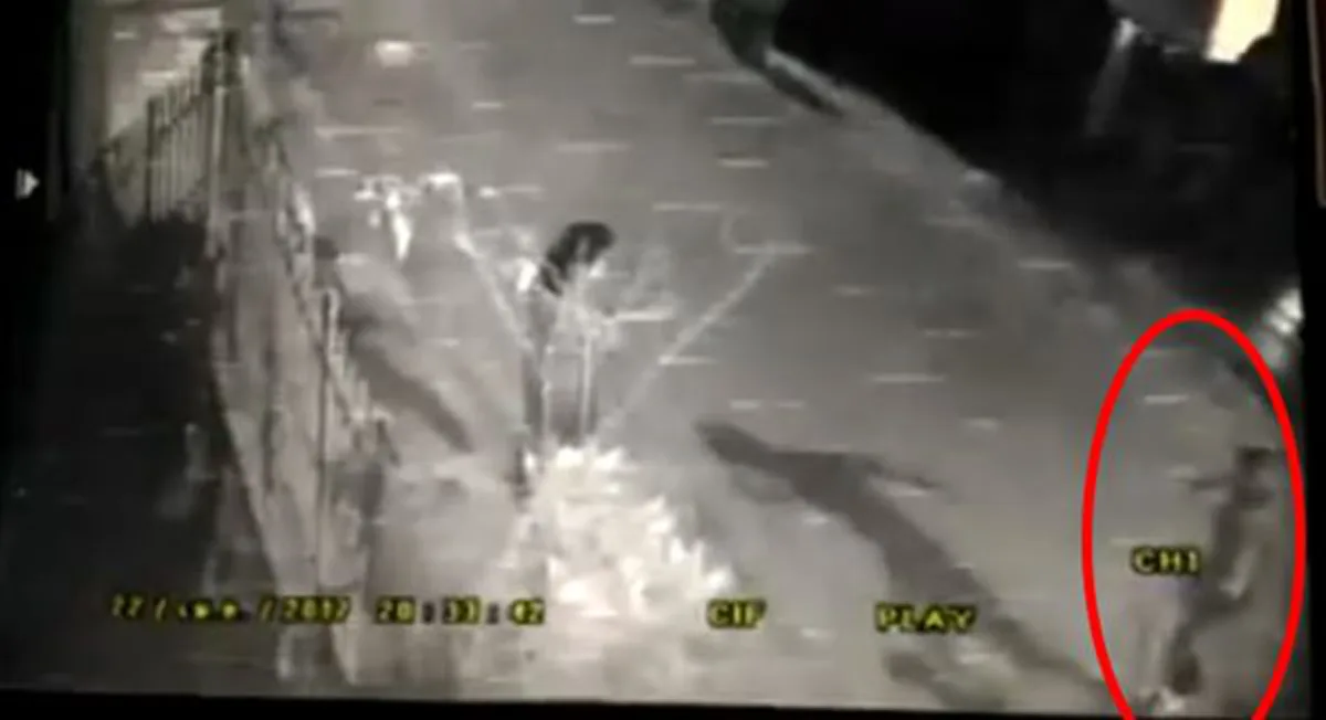 ชาวเน็ตรุมประณาม!!! คลิปเพื่อนบ้านสุดชั่ว เตะเด็ก 2 ขวบ ล้มคว่ำ กระทืบน้าวัย 60 ซ้ำแบบไม่ยั้ง ขณะ 2 น้าหลานยืนดูพระจันทร์หน้าบ้าน (คลิป)