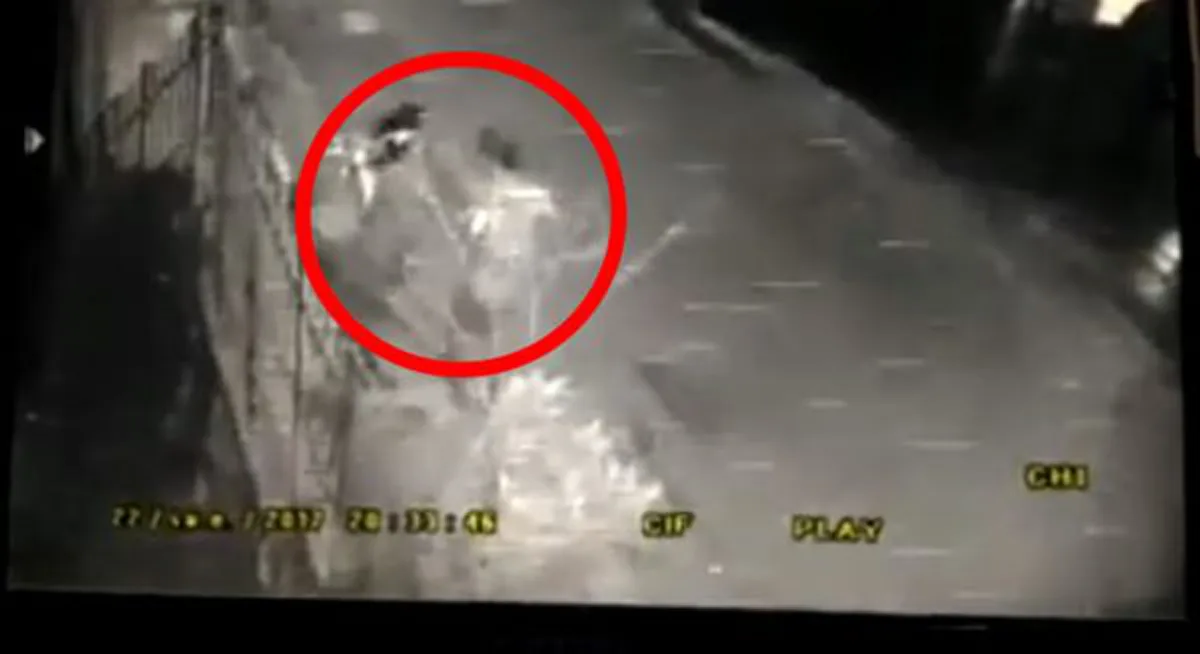 ชาวเน็ตรุมประณาม!!! คลิปเพื่อนบ้านสุดชั่ว เตะเด็ก 2 ขวบ ล้มคว่ำ กระทืบน้าวัย 60 ซ้ำแบบไม่ยั้ง ขณะ 2 น้าหลานยืนดูพระจันทร์หน้าบ้าน (คลิป)