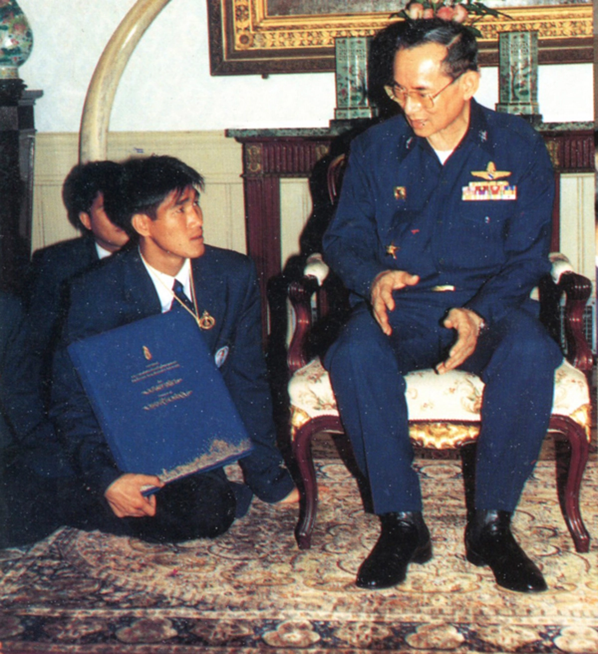 เรานึกว่าเราเป็นคนชกเอง!! ในหลวงรับสั่งต่อ "สมรักษ์" ครั้งเข้าเฝ้าทูลเกล้าฯ ถวายเหรียญทองโอลิมปิก เผย..เป็นเหรียญเดียวที่พระองค์ทรงเก็บไว้!!