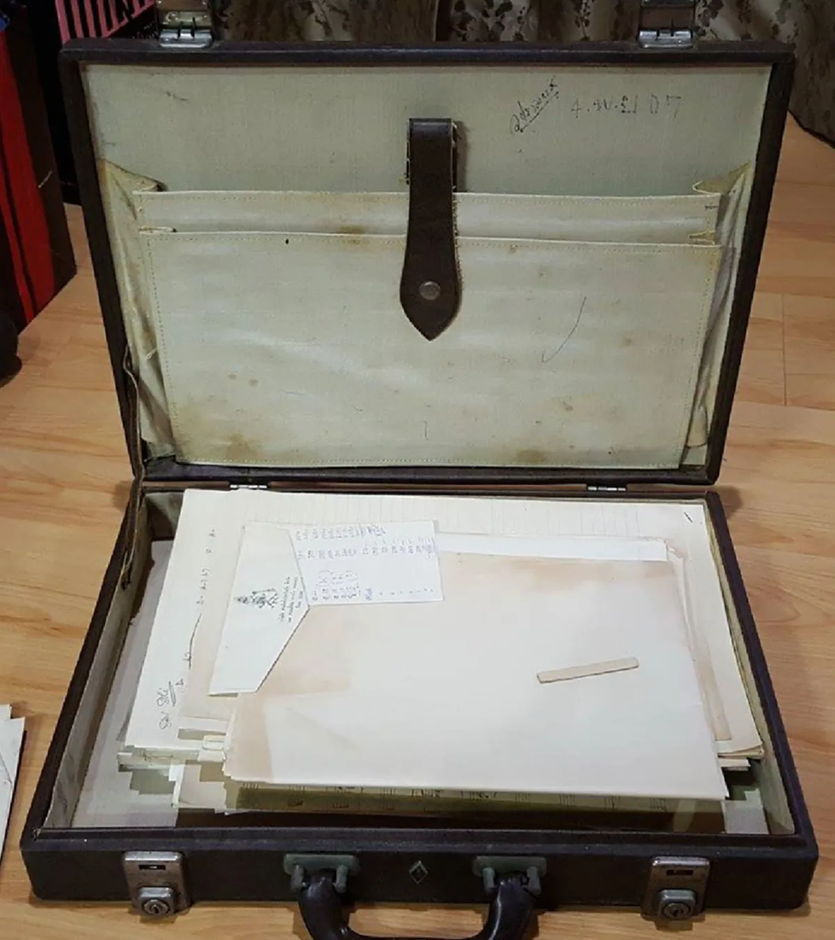 ประทับใจมิรู้คลาย...เผยภาพหาชมยาก ภาพตัวโน๊ตลายพระหัตถ์จากสองล้นเกล้ารัชกาลที่๙ -๑๐ จาก "ดร.แมนรัตน์ ศรีกรานนท์" ผู้เป็นพระสหายและพระอาจารย์