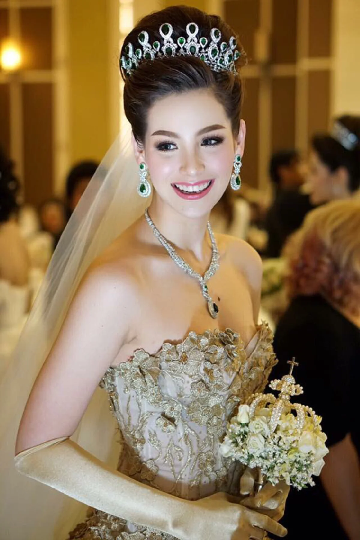 #ตะลึงตาค้างกันทั้งงาน!! "สาวน้อยหน้าสวย" เดินเฉิดฉายบนเวที "นางงามพระประแดง" พอลองเข้าไปดูใกล้ๆ ไม่น่าเชื่อจะเป็น "ดาราสาวสุดสวย" !! (มีคลิ