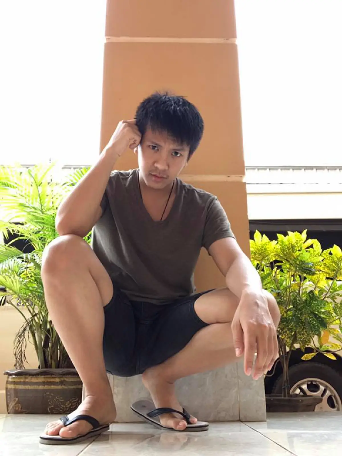 #อย่ามองคนแค่ภายนอก!! นักร้องดัง "เต๋า ภูศิลป์" แต่งตัวธรรมดาบ้านๆ นั่งกินข้าวเซเว่นข้างทาง หลังเคยถูกเมิน ใส่แตะไปซื้อรถเบนซ์ !!