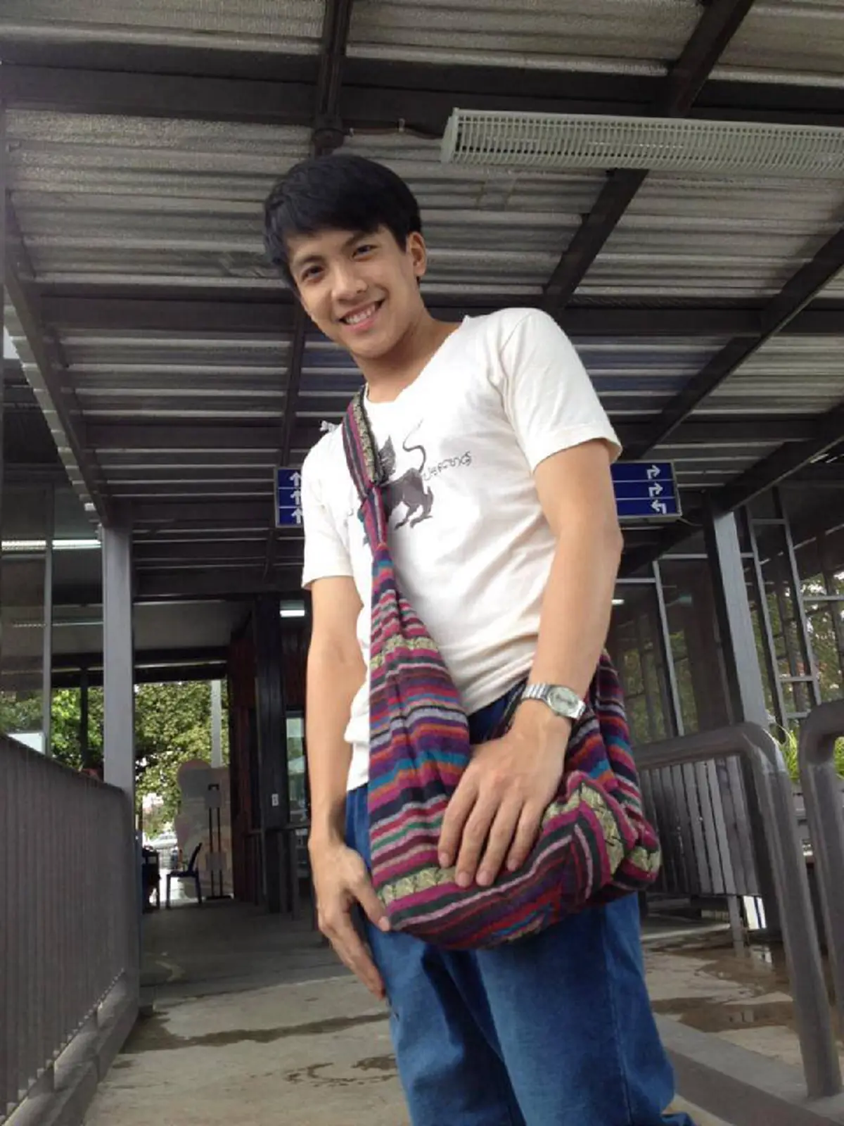 #อย่ามองคนแค่ภายนอก!! นักร้องดัง "เต๋า ภูศิลป์" แต่งตัวธรรมดาบ้านๆ นั่งกินข้าวเซเว่นข้างทาง หลังเคยถูกเมิน ใส่แตะไปซื้อรถเบนซ์ !!