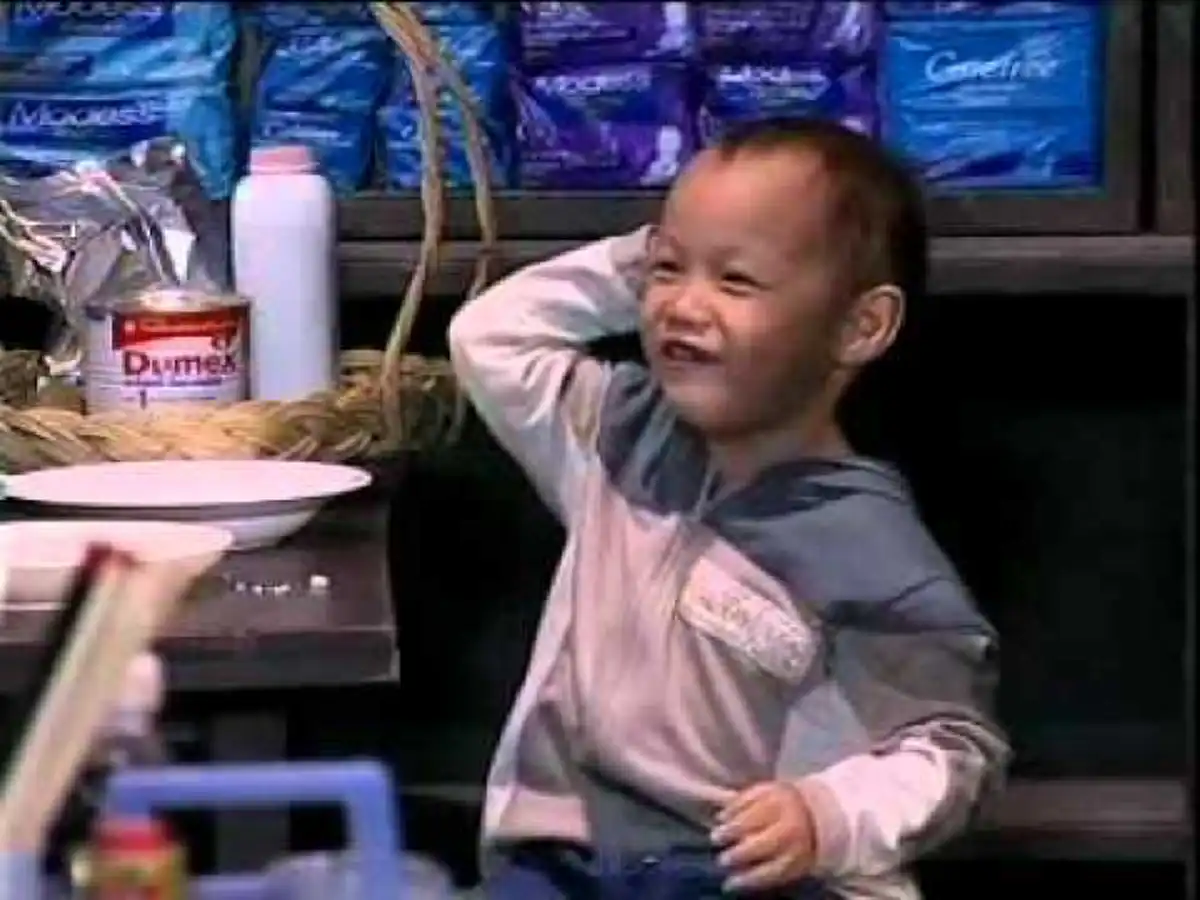 เปลี่ยนไปหนักมาก!! เจ้าของวลีเด็ด "น้องก๊วยเจ๋ง" ดาราเด็กซิทคอมในตำนาน "บางรักซอย 9" ที่หายไป ล่าสุดโตเป็นหนุ่มแล้ว ??