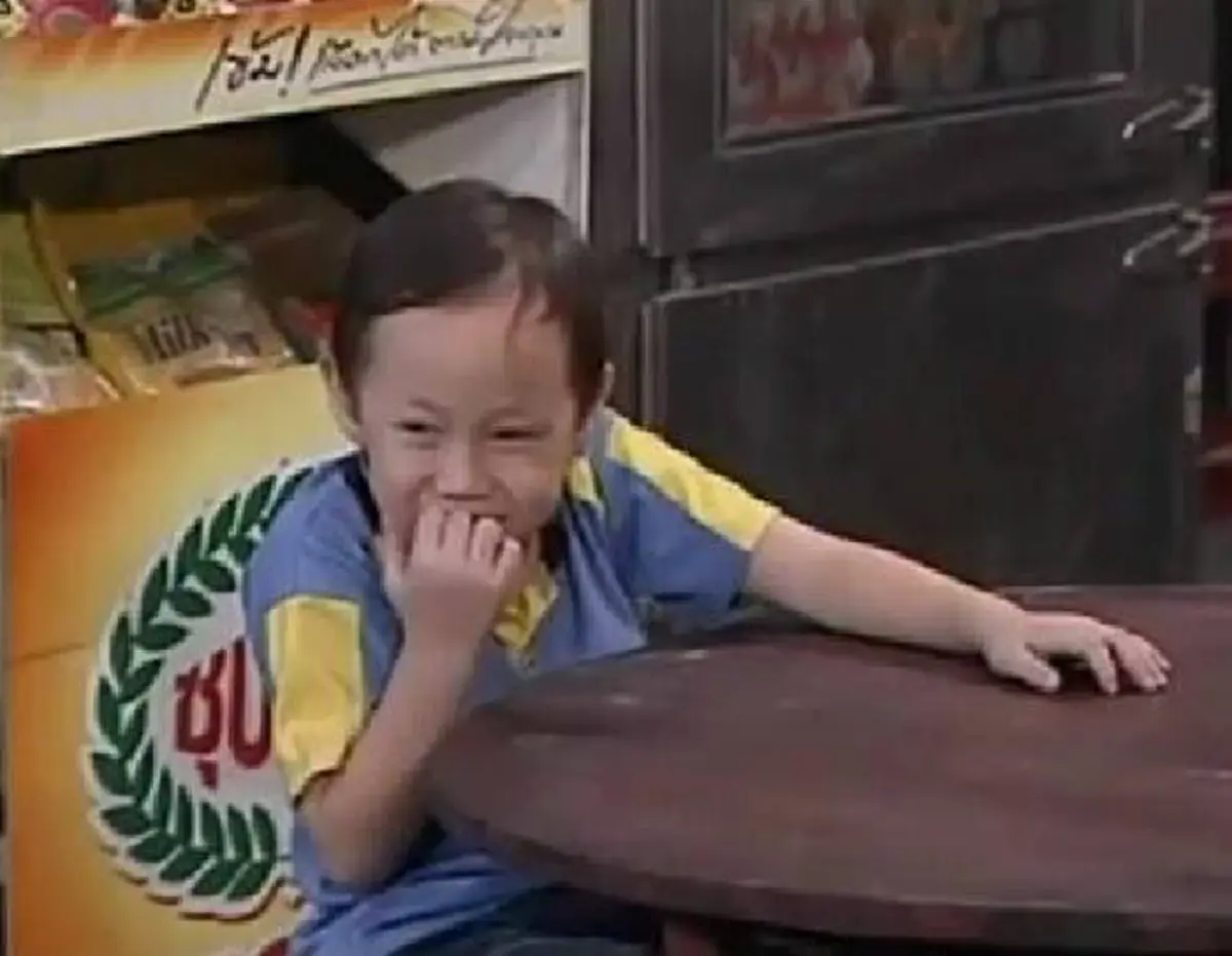 เปลี่ยนไปหนักมาก!! เจ้าของวลีเด็ด "น้องก๊วยเจ๋ง" ดาราเด็กซิทคอมในตำนาน "บางรักซอย 9" ที่หายไป ล่าสุดโตเป็นหนุ่มแล้ว ??