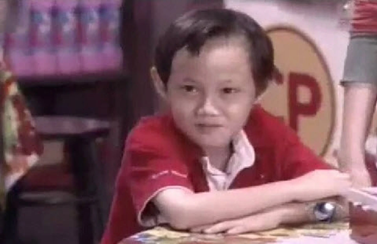 เปลี่ยนไปหนักมาก!! เจ้าของวลีเด็ด "น้องก๊วยเจ๋ง" ดาราเด็กซิทคอมในตำนาน "บางรักซอย 9" ที่หายไป ล่าสุดโตเป็นหนุ่มแล้ว ??