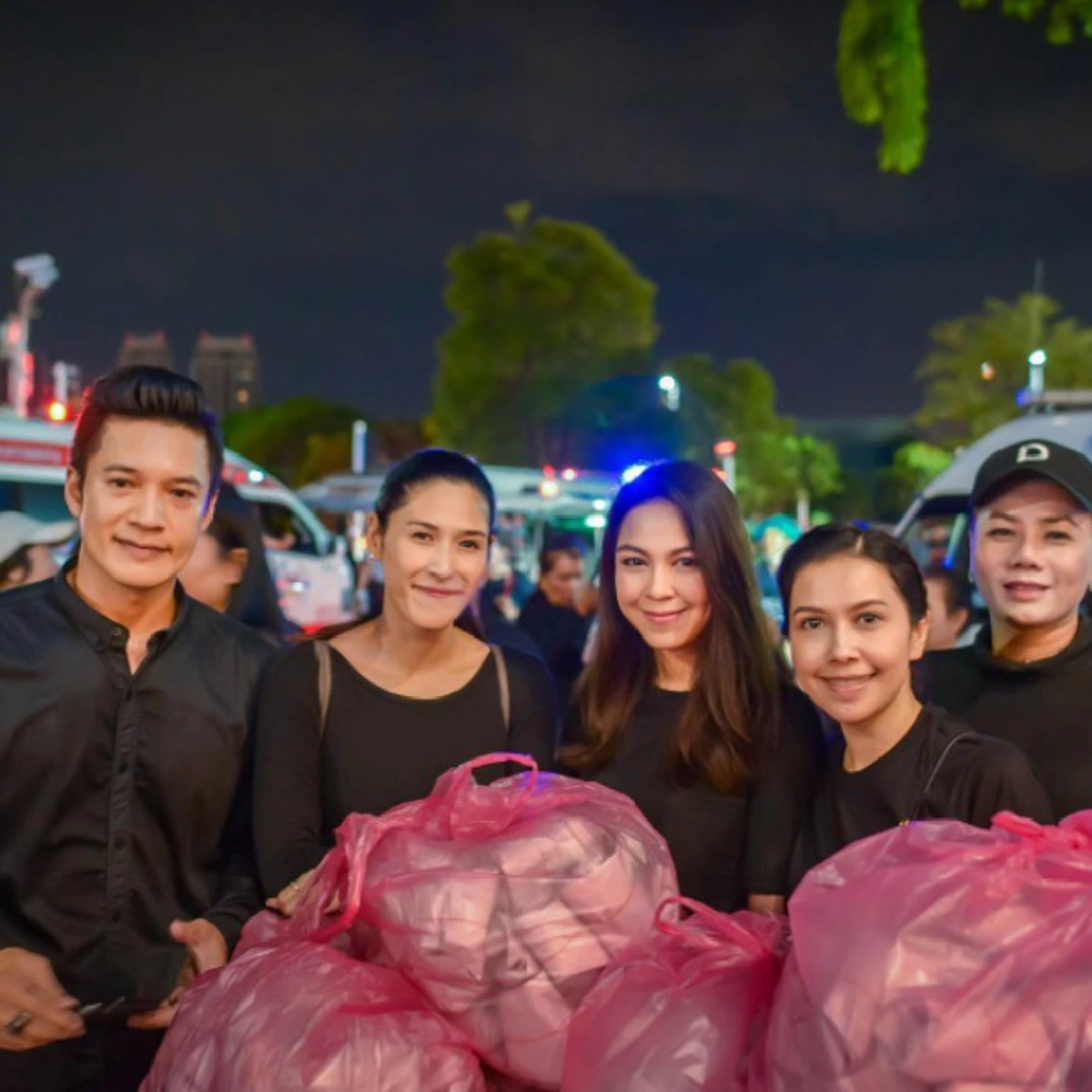 ไม่มีคำบรรยายเพิ่ม!! "จอย ศิริลักษณ์" เล่าเรื่องคุณยาย เวียนอุตสาหะกราบพระบรมศพในหลวง ร.9 แม้เจ็บปวดทางกาย...แต่ใจสู้ไม่ถอย!?!