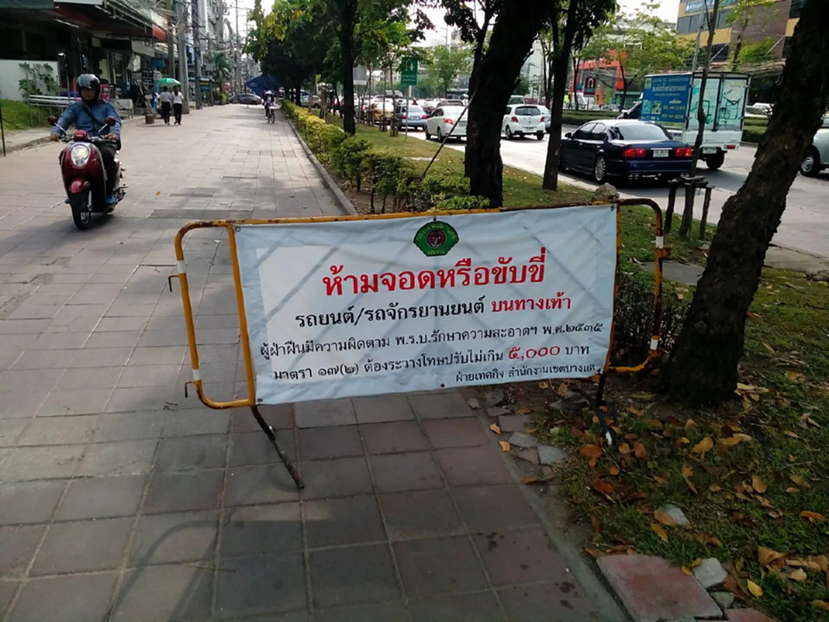 รถจยย.ขี่ชนนักเรียนล้มเจ็บขณะเดินบนทางเท้า ทำเอาวิจารณ์ยับ