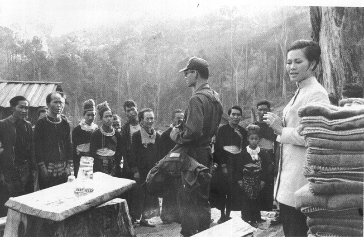 เมื่อชาวกระเหรี่ยงมูเซอ..ถวายของให้ในหลวง "อ่ะ อันนี้ให้มึง อันนี้ให้เมียมึง ส่วนอันนี้ให้ลูกๆมึง" ตื่นเต้นจนพูดผิด ทำเอาผู้ใหญ่บ้านลมแทบจับ