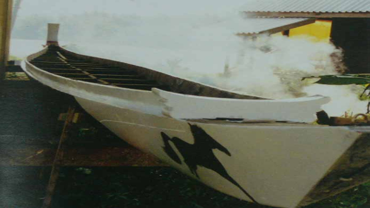 เฮี้ยนขนลุกซู่!! ที่มาของ "เรือมะเขือยำ" เรือยาวโบราณอายุกว่า100ปี เรือเกียรติยศสำคัญแห่งประเพณี "แห่พระแข่งเรือ" ของชาวชุมพร