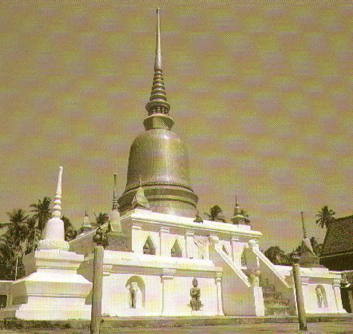 เปิดตำนานพระบรมธาตุสวี! หนึ่งชีวิตของทหารกล้า สละเพื่อรักษาเจดีย์แห่งนี้ตลอดมาและยังคงปกปักษ์รักษา เป็นที่มาของ "ศาลพระเสื้อเมือง" แห่งชุมพร