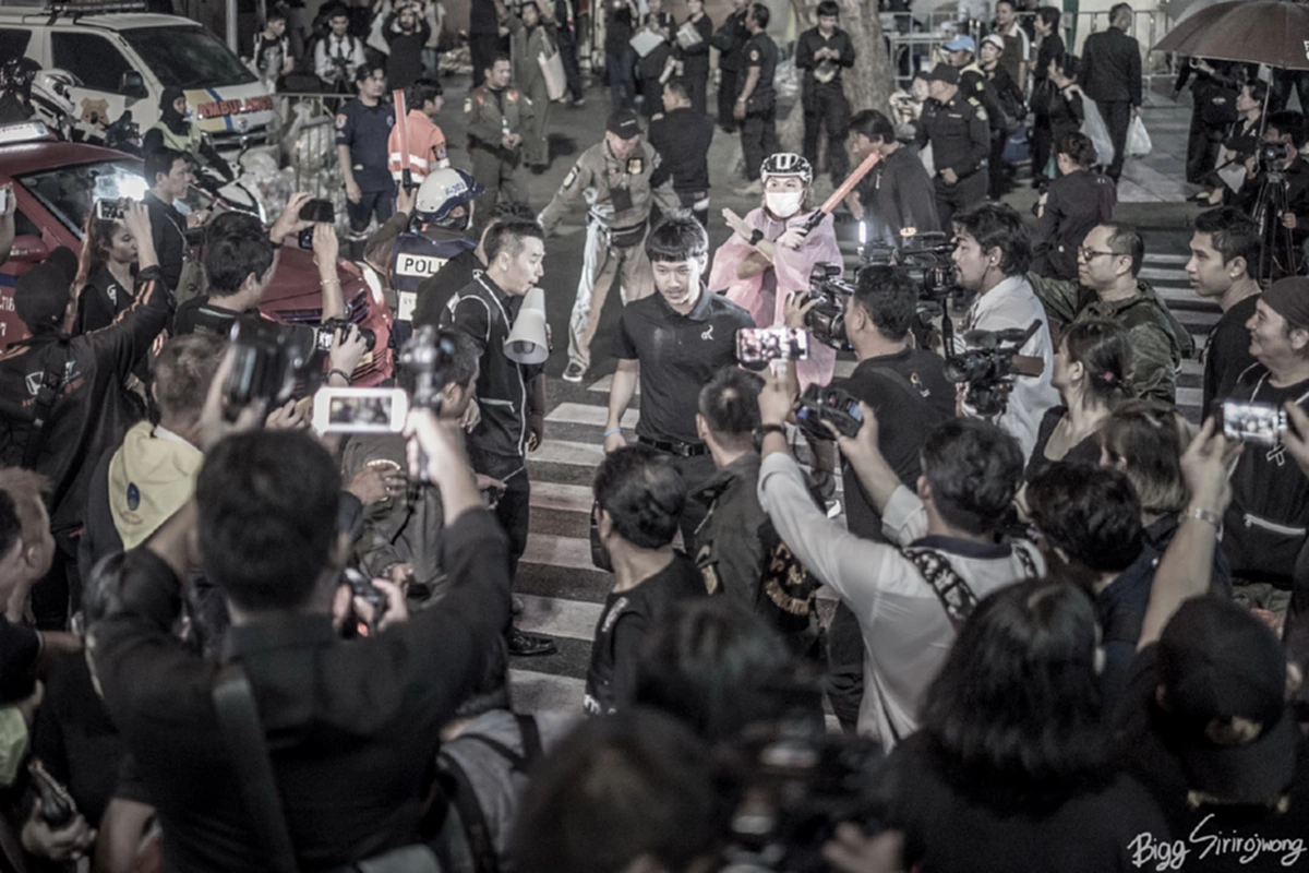 เผยภาพประวัติศาสตร์!! "พสกนิกรคนสุดท้ายที่ได้กราบลาพ่อของแผ่นดิน" ก่อนที่ประตูทางเข้าพระบรมมหาราชวังจะปิดลง (ชมคลิป) !! #กระทู้เด็ดพันทิป