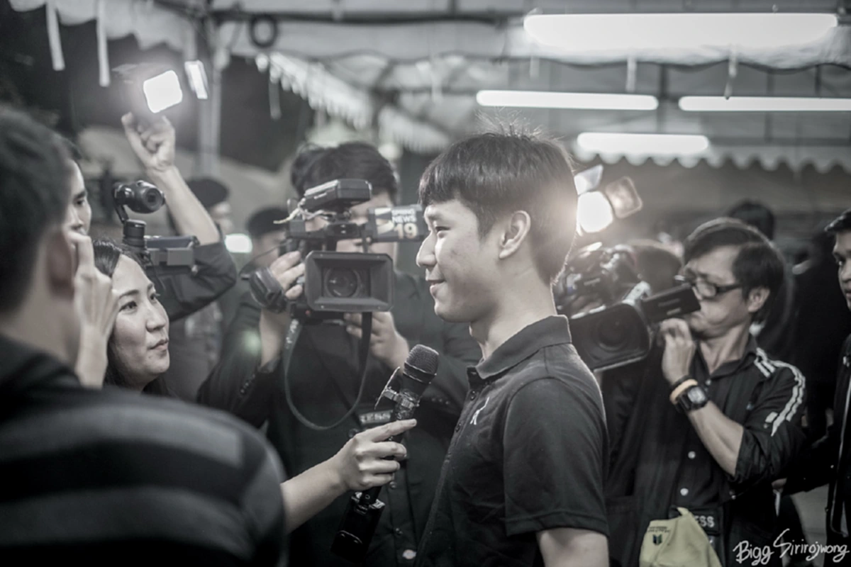 เผยภาพประวัติศาสตร์!! "พสกนิกรคนสุดท้ายที่ได้กราบลาพ่อของแผ่นดิน" ก่อนที่ประตูทางเข้าพระบรมมหาราชวังจะปิดลง (ชมคลิป) !! #กระทู้เด็ดพันทิป