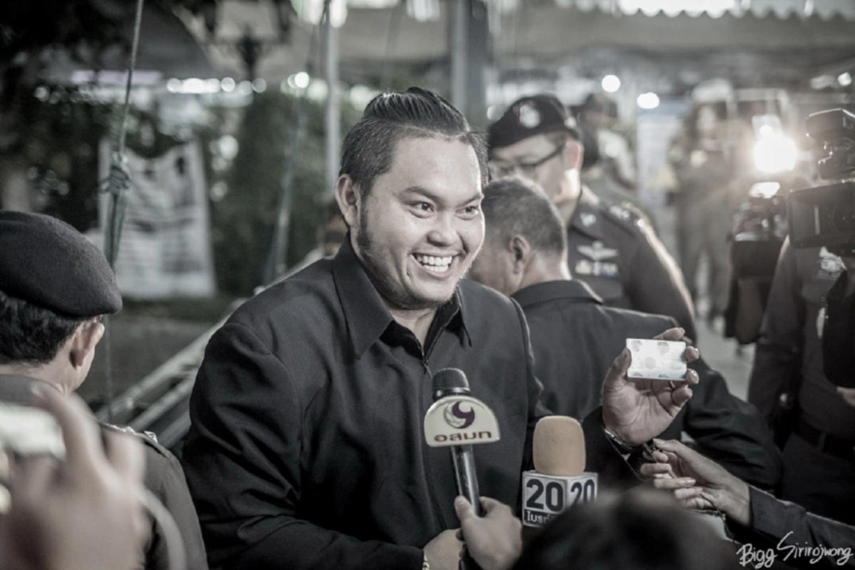 เผยภาพประวัติศาสตร์!! "พสกนิกรคนสุดท้ายที่ได้กราบลาพ่อของแผ่นดิน" ก่อนที่ประตูทางเข้าพระบรมมหาราชวังจะปิดลง (ชมคลิป) !! #กระทู้เด็ดพันทิป