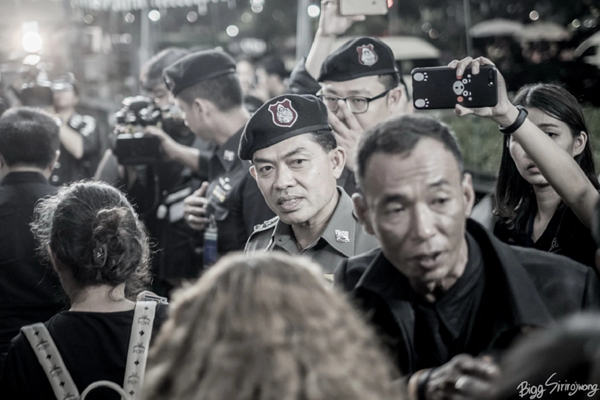 เผยภาพประวัติศาสตร์!! "พสกนิกรคนสุดท้ายที่ได้กราบลาพ่อของแผ่นดิน" ก่อนที่ประตูทางเข้าพระบรมมหาราชวังจะปิดลง (ชมคลิป) !! #กระทู้เด็ดพันทิป