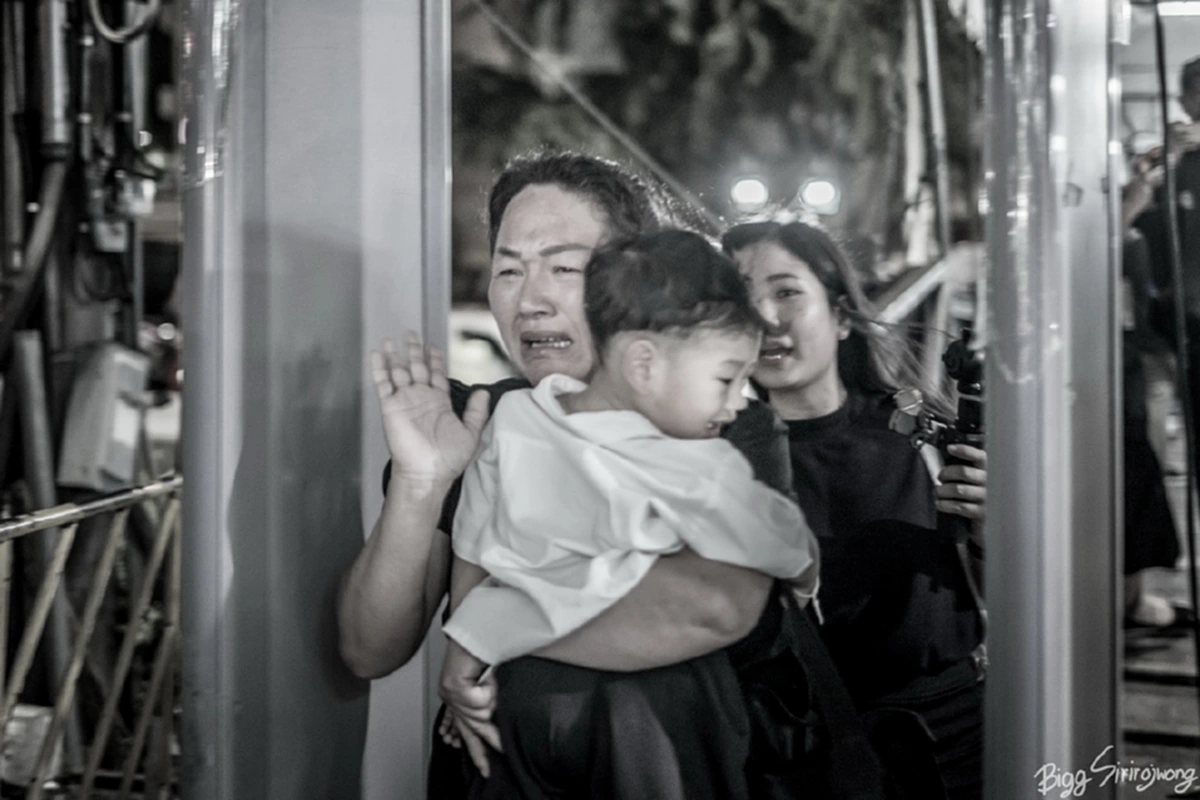 เผยภาพประวัติศาสตร์!! "พสกนิกรคนสุดท้ายที่ได้กราบลาพ่อของแผ่นดิน" ก่อนที่ประตูทางเข้าพระบรมมหาราชวังจะปิดลง (ชมคลิป) !! #กระทู้เด็ดพันทิป