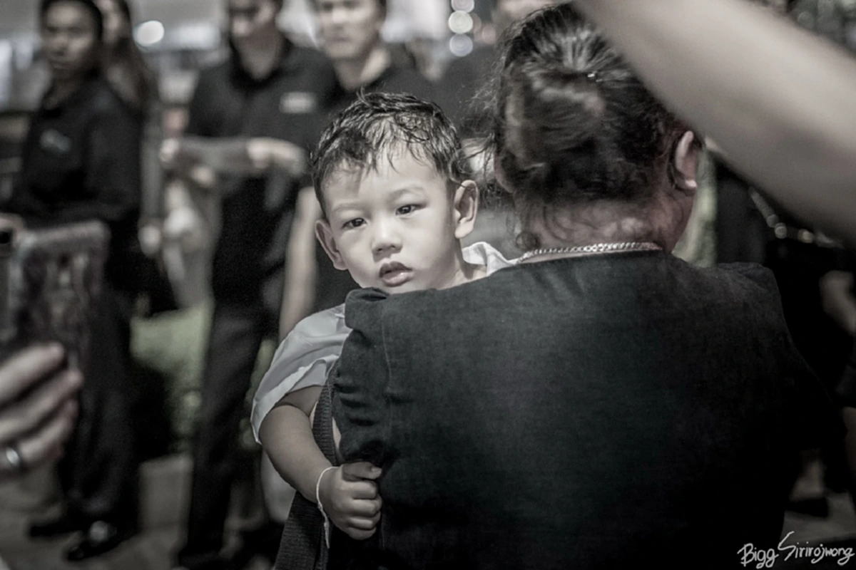 เผยภาพประวัติศาสตร์!! "พสกนิกรคนสุดท้ายที่ได้กราบลาพ่อของแผ่นดิน" ก่อนที่ประตูทางเข้าพระบรมมหาราชวังจะปิดลง (ชมคลิป) !! #กระทู้เด็ดพันทิป