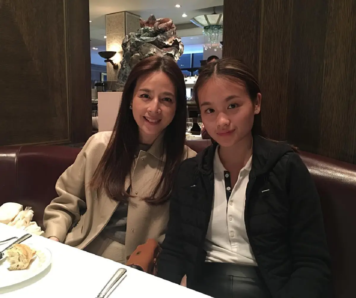 "มาดามแป้ง" เป็นปลื้ม "น้องปราง" ลูกสาวคนเดียวคว้าปริญญา 2 มหาวิทยาลัย