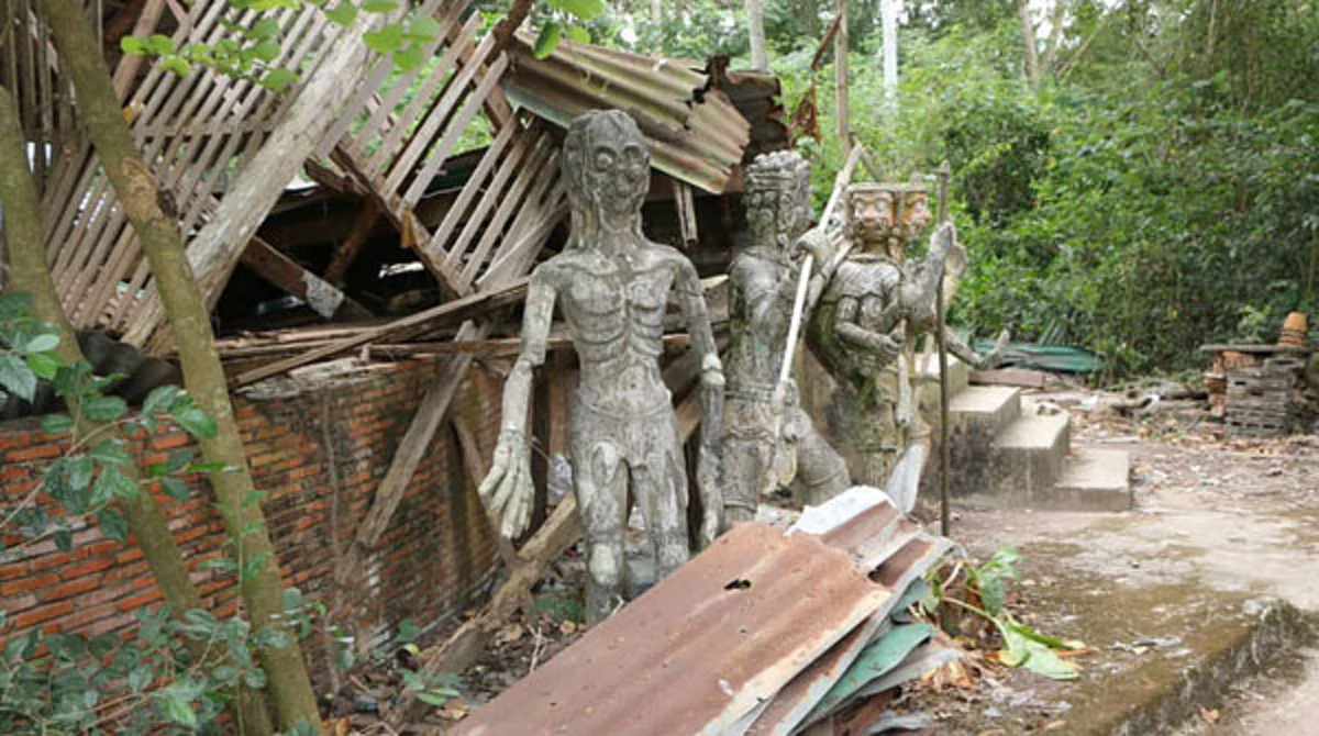 อาถรรพ์ลี้ลับ!! พบรูปปั้นคล้ายดั่งมีชีวิตในสำนักสงฆ์ร้าง หลังพระอาจารย์ซ่วนมรณภาพ ซึ่งภายในรูปปั้นเต็มไปด้วย"อัฐิ" !!