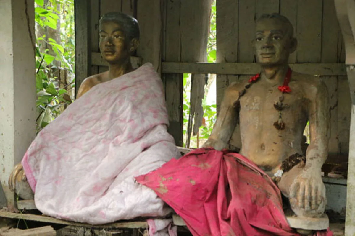 อาถรรพ์ลี้ลับ!! พบรูปปั้นคล้ายดั่งมีชีวิตในสำนักสงฆ์ร้าง หลังพระอาจารย์ซ่วนมรณภาพ ซึ่งภายในรูปปั้นเต็มไปด้วย"อัฐิ" !!