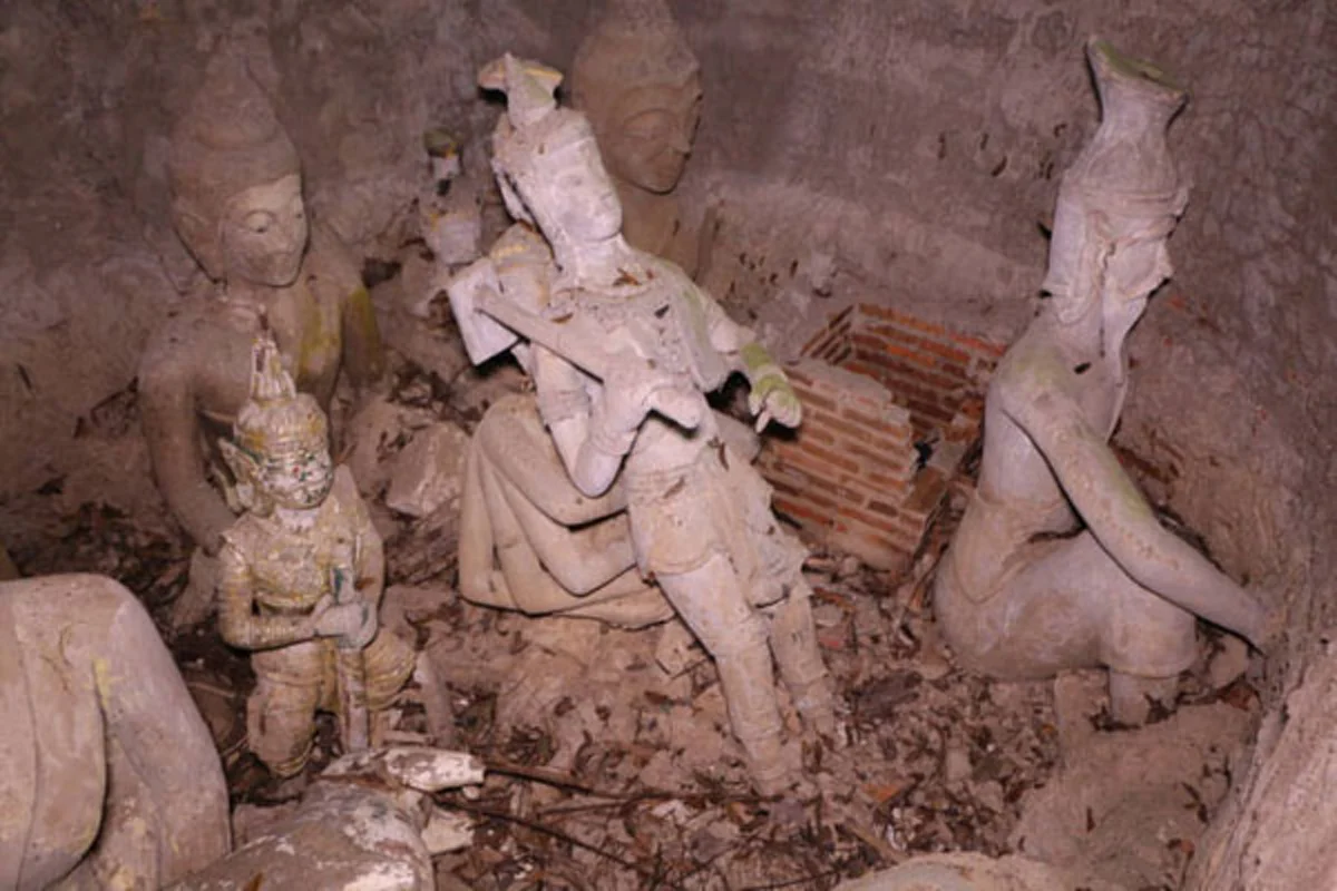 อาถรรพ์ลี้ลับ!! พบรูปปั้นคล้ายดั่งมีชีวิตในสำนักสงฆ์ร้าง หลังพระอาจารย์ซ่วนมรณภาพ ซึ่งภายในรูปปั้นเต็มไปด้วย"อัฐิ" !!