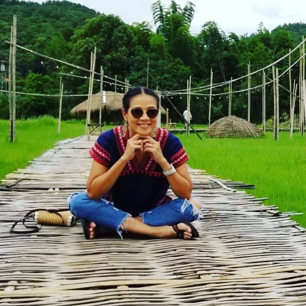 ส่องชีวิตแสนเรียบง่าย! "กบ ปภัสรา" กลับบ้านเกิด จ.สุพรรณบุรี สวมเสื้อคอกระเช้านั่งกลางทุ่งนา ใช้ชีวิตติดดินสุดๆ!