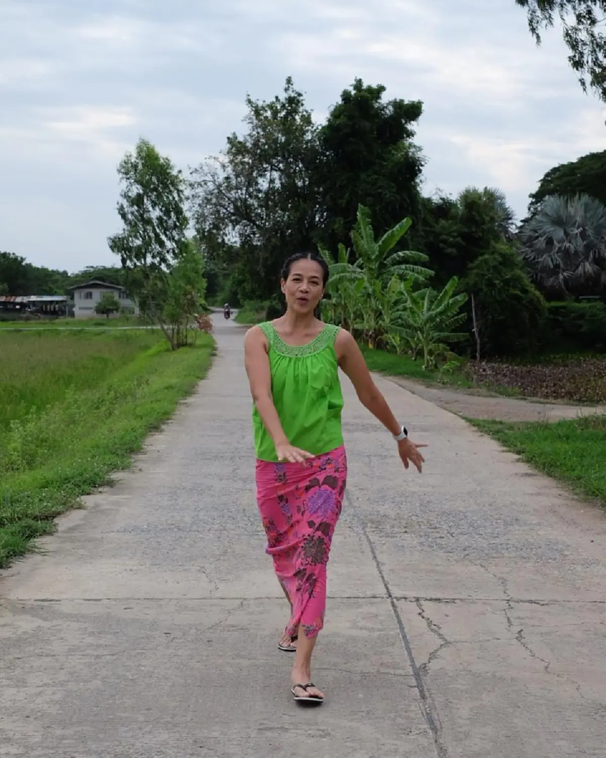 ส่องชีวิตแสนเรียบง่าย! "กบ ปภัสรา" กลับบ้านเกิด จ.สุพรรณบุรี สวมเสื้อคอกระเช้านั่งกลางทุ่งนา ใช้ชีวิตติดดินสุดๆ!