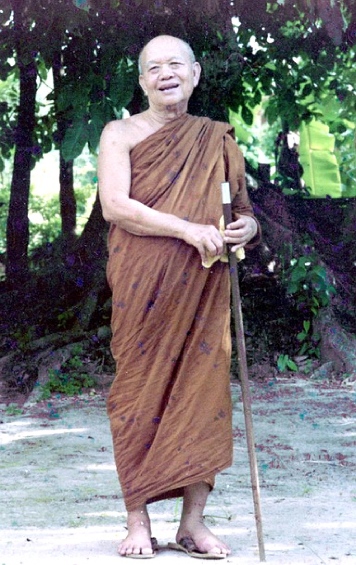 พลังจิตเป็นเลิศ!! เปิดตำนาน "หลวงปู่ฝั้น อาจาโร" กำราบ "ชีผ้าขาว" อ้างตนเป็นเจ้าลัทธิ "ธรรมต่อไก่" หากใครนำไก่มาถวาย จะสามารถบรรลุธรรมได้ !!