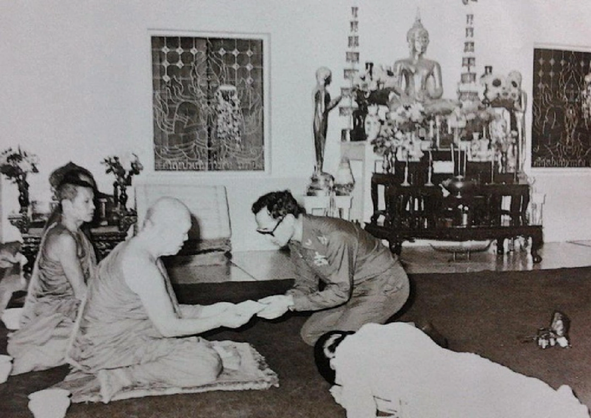 เป็นบุญตายิ่งนัก!! ภาพหาชมยาก "ในหลวง" ทรงไหว้หีบศพ "หลวงปู่ฝั้น อาจาโร" บุคคลสำคัญที่ในหลวงรัชกาลที่ ๙  ทรงเคารพนับถืออย่างมาก !!