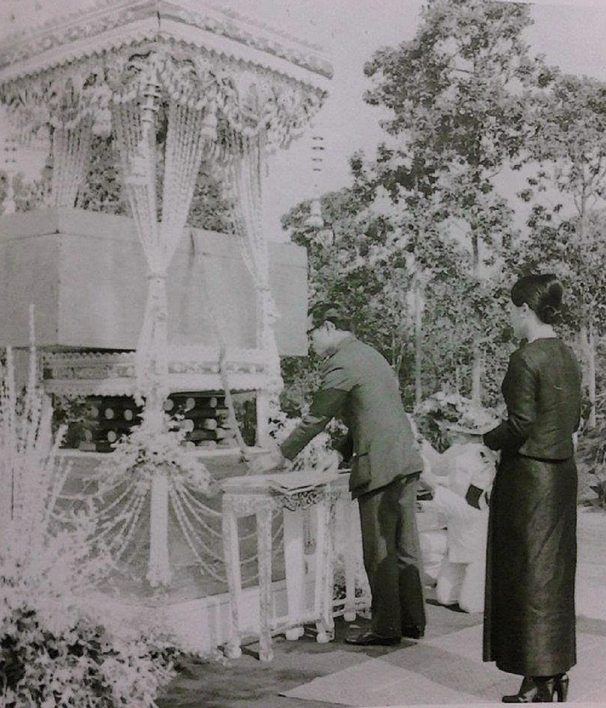 เป็นบุญตายิ่งนัก!! ภาพหาชมยาก "ในหลวง" ทรงไหว้หีบศพ "หลวงปู่ฝั้น อาจาโร" บุคคลสำคัญที่ในหลวงรัชกาลที่ ๙  ทรงเคารพนับถืออย่างมาก !!