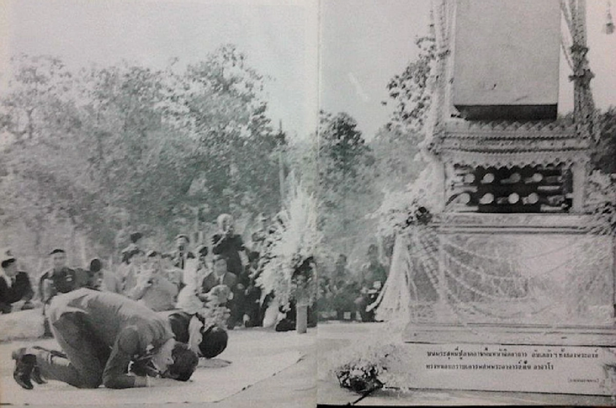 เป็นบุญตายิ่งนัก!! ภาพหาชมยาก "ในหลวง" ทรงไหว้หีบศพ "หลวงปู่ฝั้น อาจาโร" บุคคลสำคัญที่ในหลวงรัชกาลที่ ๙  ทรงเคารพนับถืออย่างมาก !!