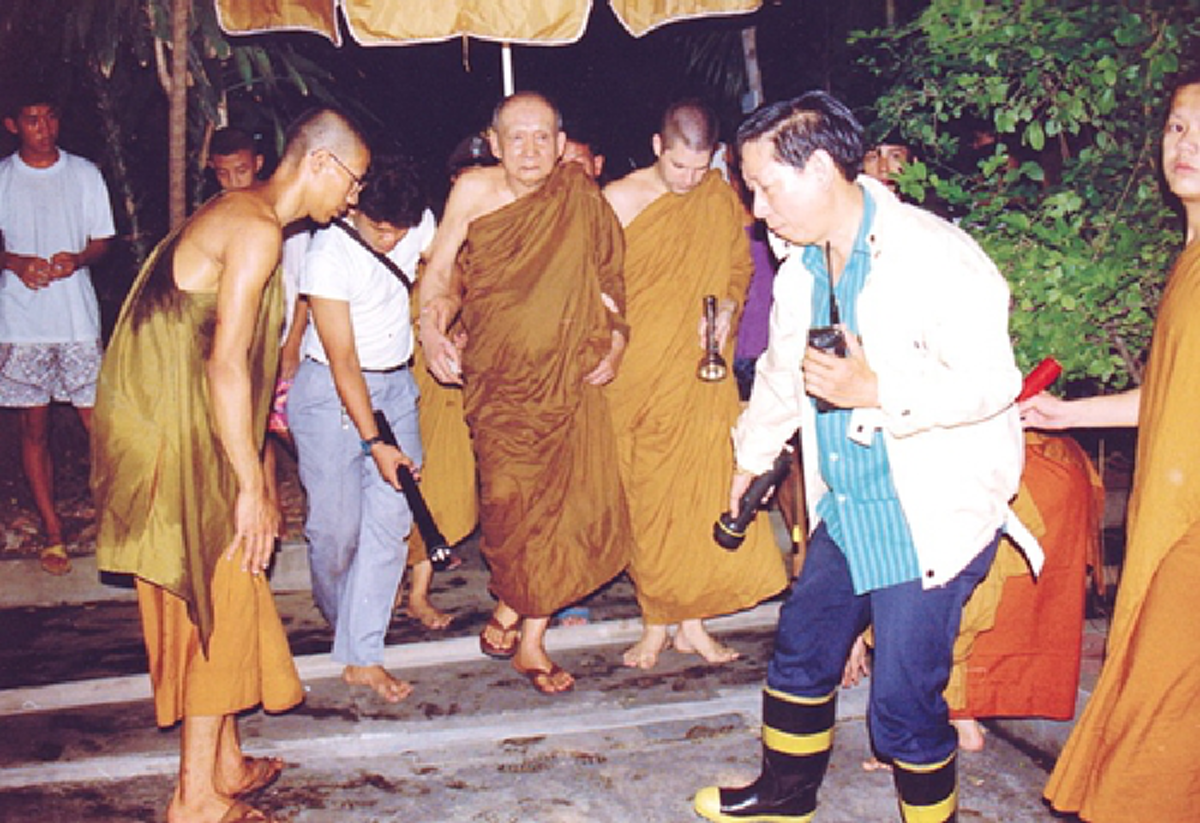 อัศจรรย์บารมี "พระสังฆราช" !!! ตำนานที่เล่าขานไม่รู้จบ "เรียกฝนดับไฟ" ในชุมชนตรอกบวรรังษี !!! แท้จริงท่านมีสิ่งหนึ่งเหนือกว่า "ปาฏิหาริย์"