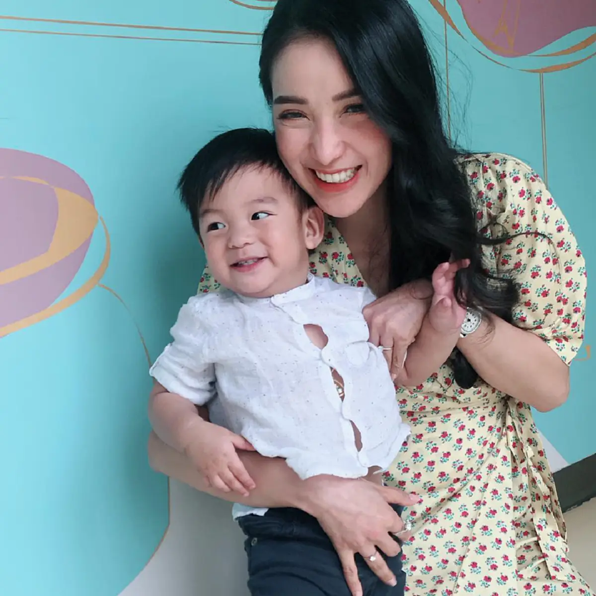 สอนลูกได้ดีมาก!!! เปิดโมเมนต์ความประทับใจ "แพท ณปภา" ปลูกฝัง "น้องเรซซิ่ง" ให้ก้มกราบ-จุ๊บเท้า "คุณยาย" น่าเอ็นดูสุดๆ
