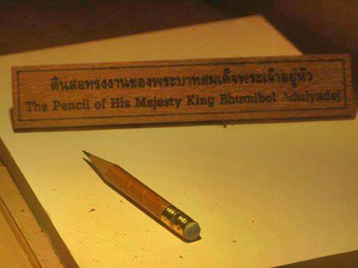 “ดินสอของเราอยู่ไหน?” ย้อนเล่าความประทับใจ... เรื่องราวราชาผู้ทรงมัธยัสถ์ ดินสอทรงงานของในหลวง ร.๙