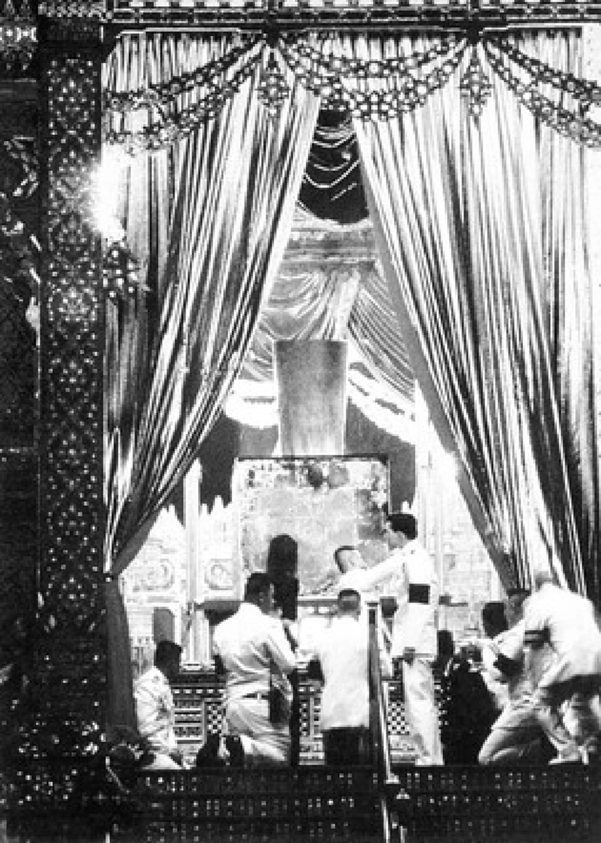 พระราชพิธีกรุงสยาม!! เปิดธรรมเนียมโบราณ "เผาจริง-เผาหลอก" ในพระราชพิธีถวายพระเพลิงพระบรมศพฯ พระมหากษัตริย์ในอดีต ที่หลายคนไม่เคยรู้มาก่อน !!