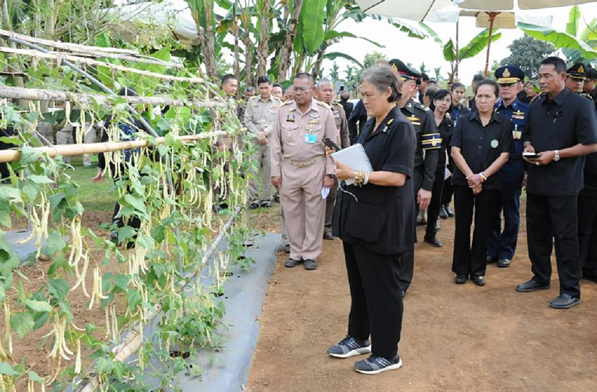 "เจ้าฟ้านักพัฒนา"..ตามรอยพระบาท ในวิถีพอเพียง ชม "บ้านดินของพระเทพฯ" ที่ประทับแสนเรียบง่าย ครั้งเสด็จทอดพระเนตรโครงการ "เดินตามรอยเท้าพ่อ"