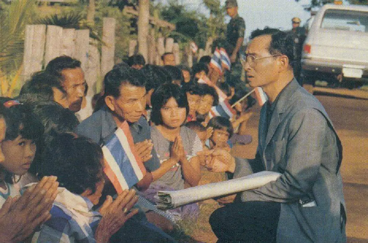 อย่ายืนค้ำหัวพูดกับราษฎร!! พระราชดำรัสของ "ในหลวง" ที่สมเด็จพระนางเจ้าฯ ทรงถือปฏิบัติมาตลอด เป็นที่มาของภาพคุ้นตาของพสกนิกรชาวไทย !!