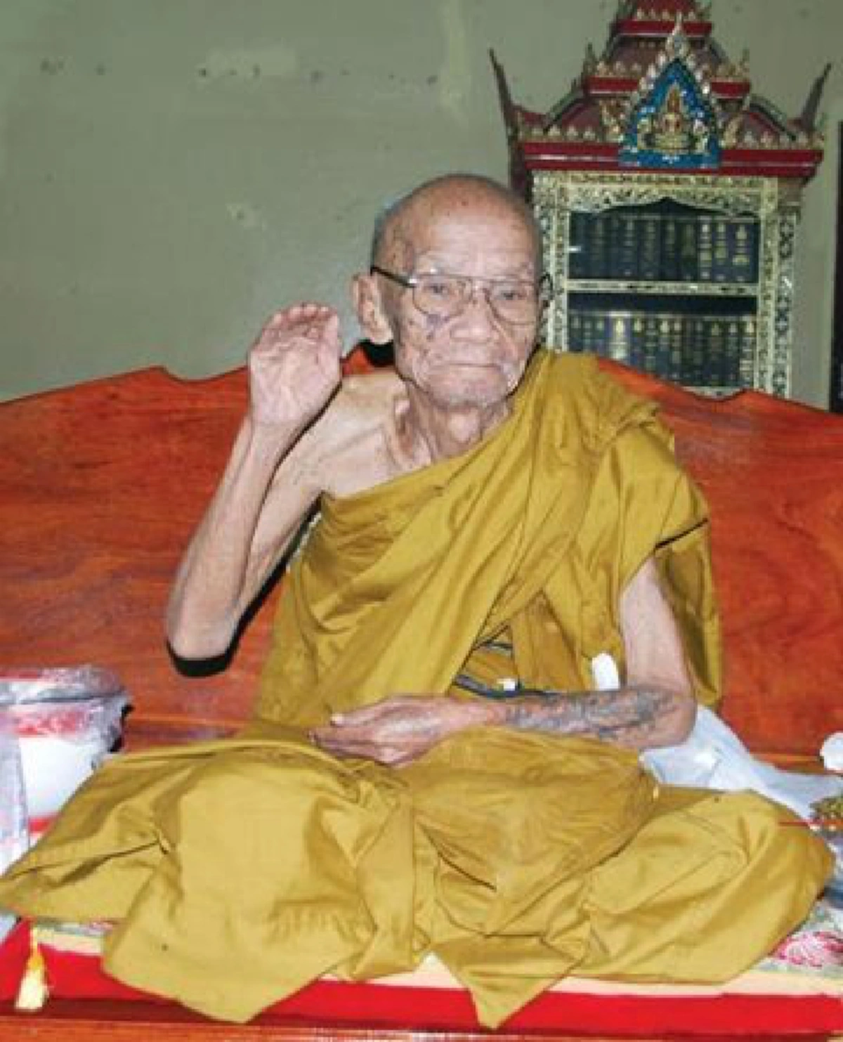 ดังทั่วเมือง!! ลูกอมชานหมาก "หลวงปู่ขุ้ย" ไม่เคยพบคนตายโดยมีลูกอมชานหมากคาที่คอเลย!! นายอำเภอ ไม่เชื่อ!! แอบลอง ถึงกับ ปืนแตก!!