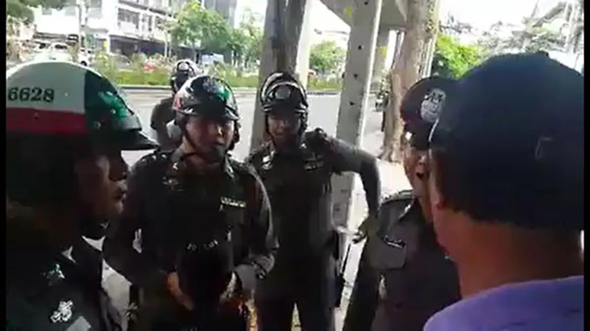 คนจริงไม่เคยกลัว!! "ลุงมงคล"บุกโรงพักถูกข้อหาขนเหล็ก พร้อมฟ้องกลับตร.ลั่นเอาเรื่องถึงที่สุด ปชช.แห่ให้กำลังใจ ยกให้เป็นไอดอลผดุงความยุติธรรม