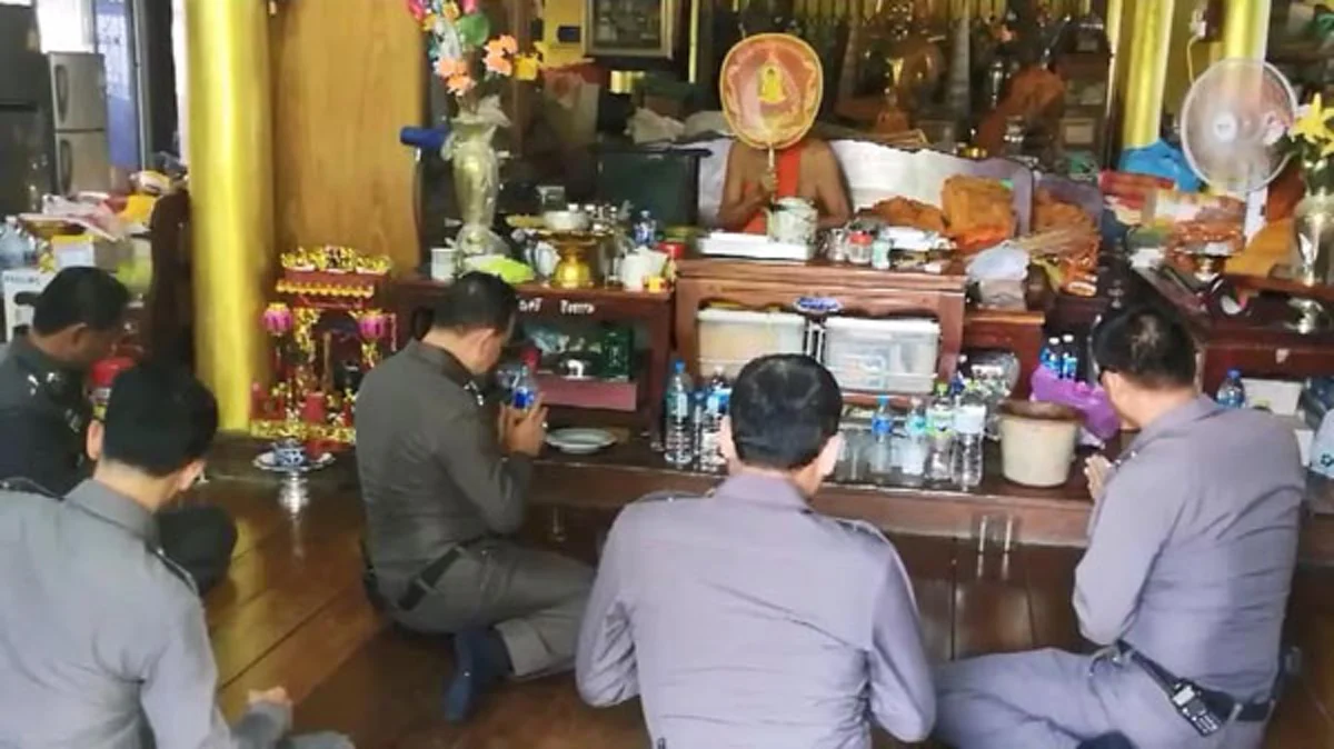 หลวงพ่อถึงกับงง! กำลังสวดให้พรกลุ่ม ตร.ทีมาทำบุญอยู่ดีๆ หมุนตาลปัตรกลับมา คนรับพรหายเกลี้ยง สาเหตุ ตร.ได้รับแจ้งเหตุต้องรีบไปทันที! (คลิป)