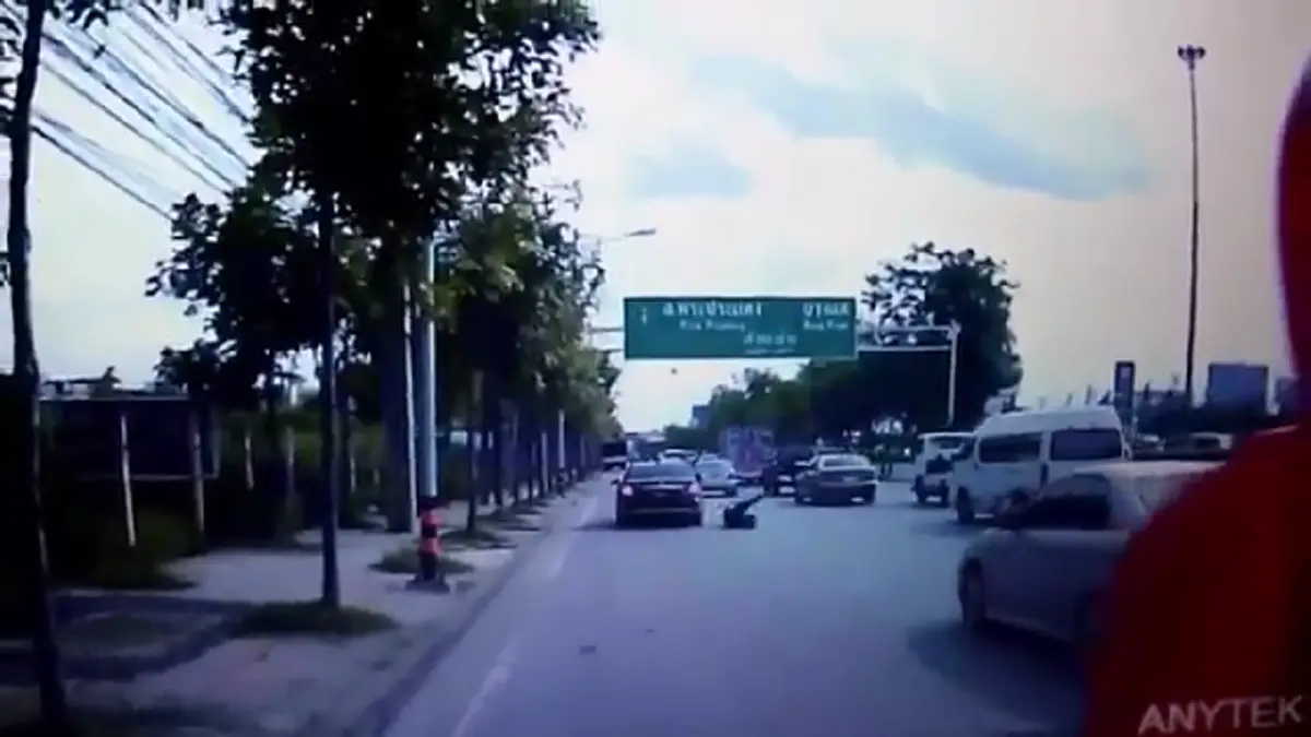 สดๆ ร้อนๆ!! เปิดปาก "2 ผัวเมีย" ซิ่งเบนซ์ลากดาบตร.หวิดดับ จัดหนักๆ 3 ข้อหาถึงกับหน้าซีด สารภาพสิ้นหลังชิ่งหนีกลบดาน!!? (มีคลิป)