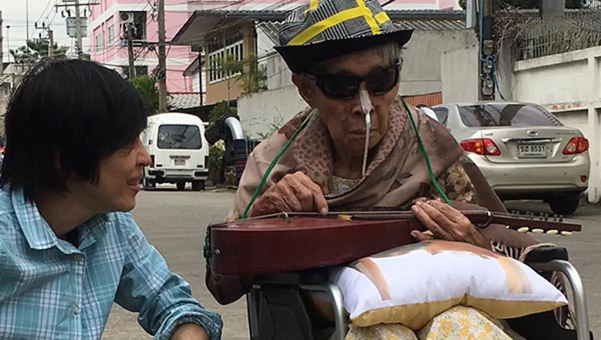 "ปุ๊ อัญชลี" จูงมือคุณแม่ วัย 96 ปี แม้ป่วยต้องนั่งรถเข็น แต่ขอร่วมร้องเพลงเปิดหมวก สมทบทุน โครงการก้าวคนละก้าว (มีคลิปร้องเพลง)