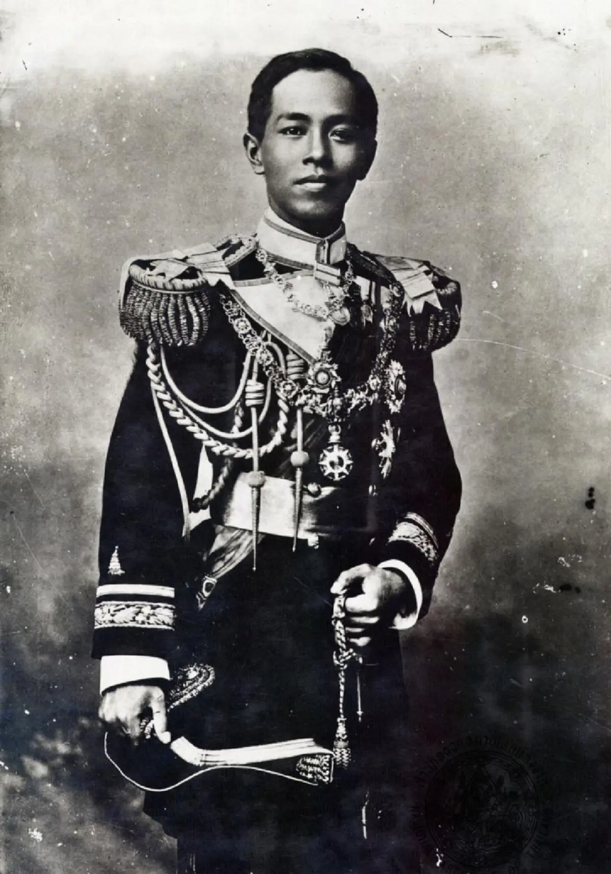 เสด็จเตี่ยถึงกับพอพระทัย..ขอเรียนวิชา "หลวงพ่อกลั่น"ทรงเห็นท่านแกะปลาปักเป้าที่หน้าแข้งโยนน้ำอย่างหน้าตาเฉย ยังแนะนำให้ไปหาหลวงปู่ศุข.