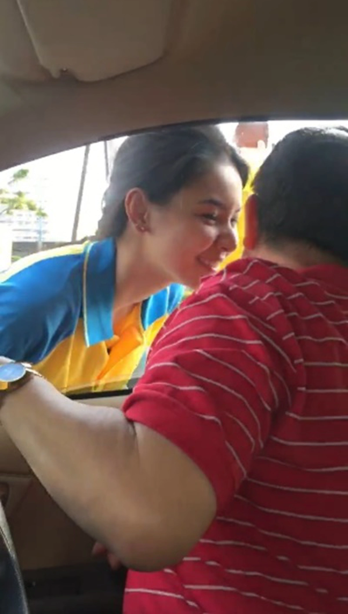 ดีต่อใจ !!!โลกโซเชี่ยลฮือฮา.."เด็กปั๊มฝรั่ง"รูปหล่อ วัวตายควายล้ม!!! สาวๆบ่น..รถน้ำมันหมดกันเป็นเเถว!! เเห่ตามหา"วาร์ป"กันรัวๆ... (คลิป,ภาพ)