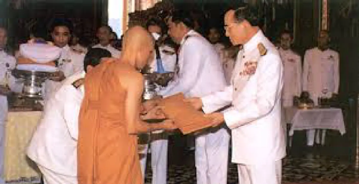 ใต้ร่มพระบารมี!! ในหลวง ร.๙ เสด็จพระราชดำเนินทรงบำเพ็ญพระราชกุศลอุปสมบท "นาคหลวง" เล่าตำนาน...นาคหลวง องค์แรกของสยาม #วันนี้ในอดีต (คลิป) !!