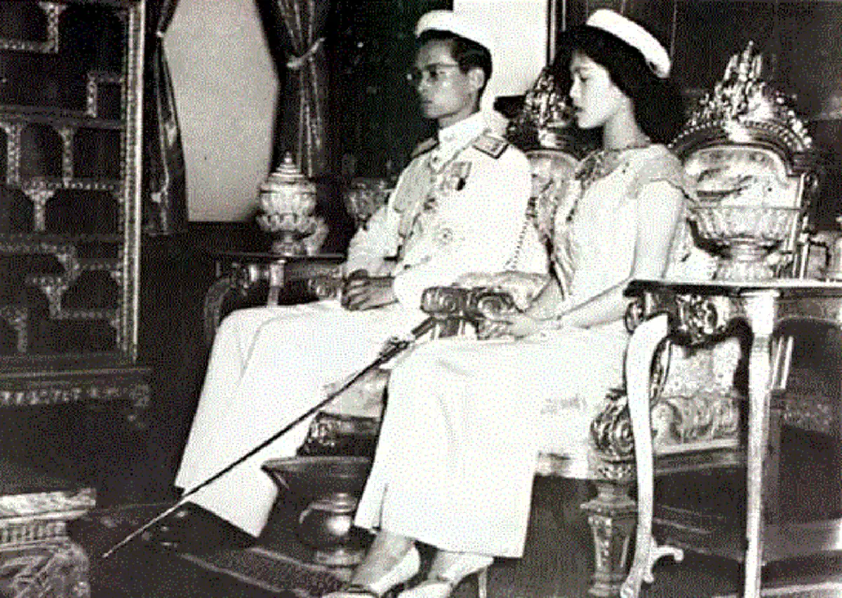 "รักแห่งแผ่นดิน"  ๒๘ เมษายน วันครบรอบพระราชพิธีราชาภิเษกสมรส ครบรอบ ๖๗ ปี ประมวลพระบรมฉายาลักษณ์พระคู่ฟ้ามิ่งขวัญของปวงชนชาวไทย