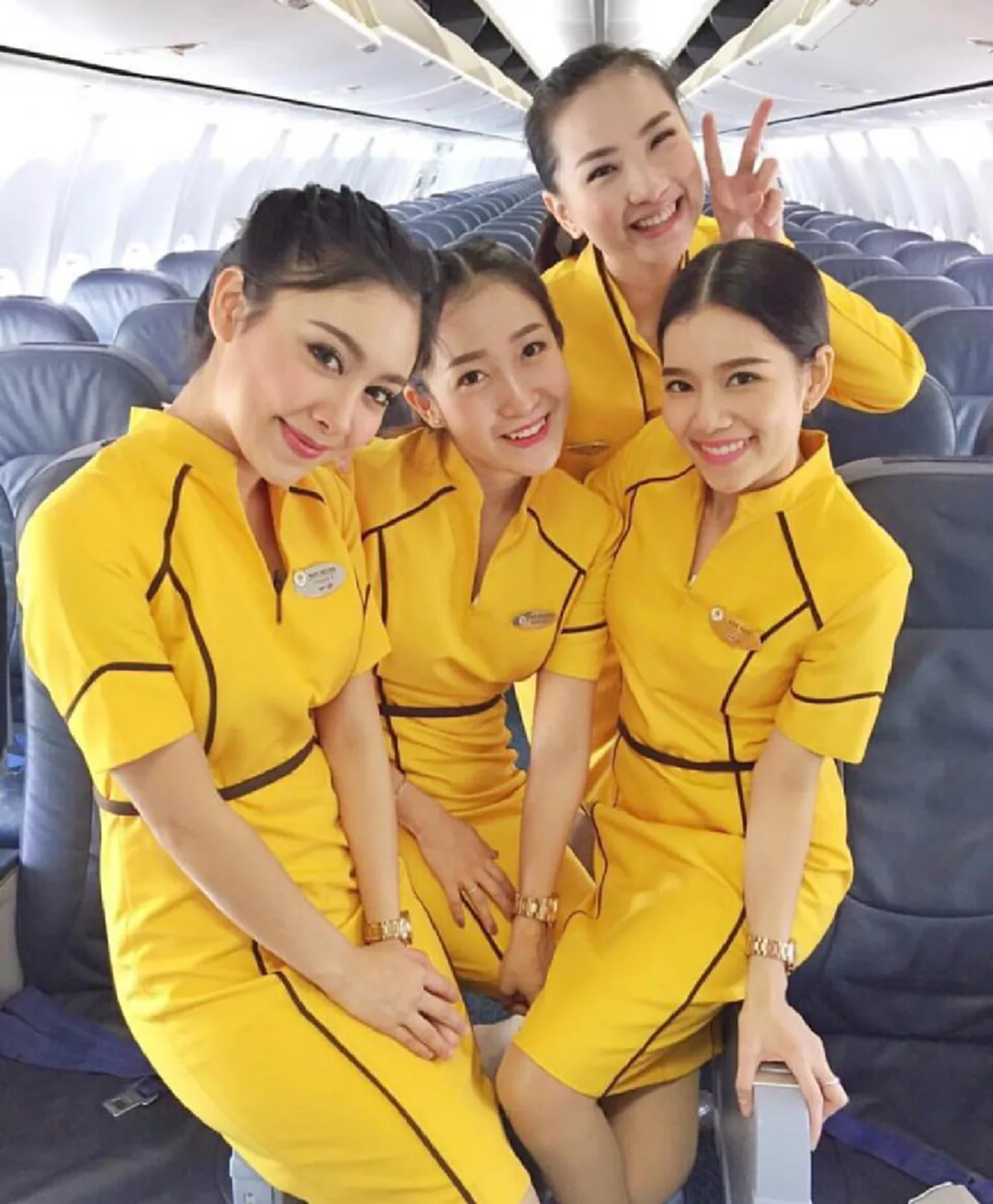 อึ้งตาแตก !! เผยเงินเดือนของ “สจ๊วต และ แอร์โฮสเตส” แต่ละสายการบิน เห็นตัวเลขแล้วแทบกราบ! มีใครให้เยอะกว่านี้ไหม ??