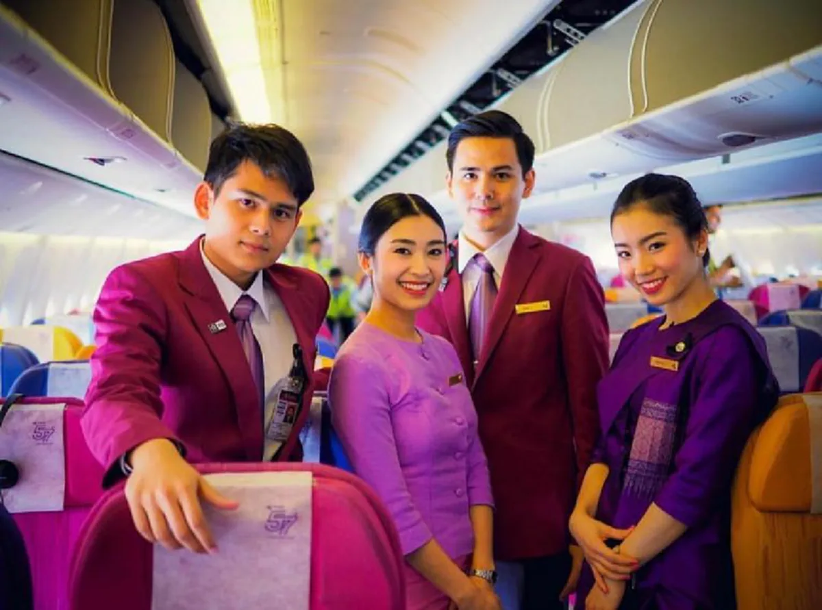 อึ้งตาแตก !! เผยเงินเดือนของ “สจ๊วต และ แอร์โฮสเตส” แต่ละสายการบิน เห็นตัวเลขแล้วแทบกราบ! มีใครให้เยอะกว่านี้ไหม ??