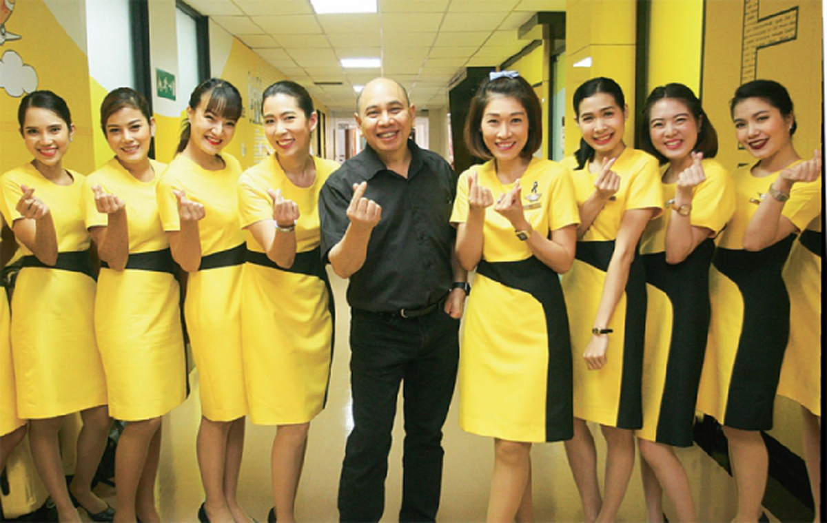 อึ้งตาแตก !! เผยเงินเดือนของ “สจ๊วต และ แอร์โฮสเตส” แต่ละสายการบิน เห็นตัวเลขแล้วแทบกราบ! มีใครให้เยอะกว่านี้ไหม ??